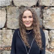 Studentin gibt Mathe Nachhilfeunterricht